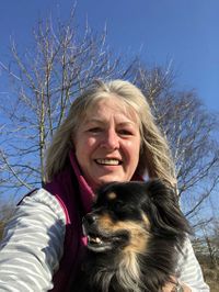 Christa Denecke psychotherapeutische Heilpraktikerin mit ihrem Hund Carlos
